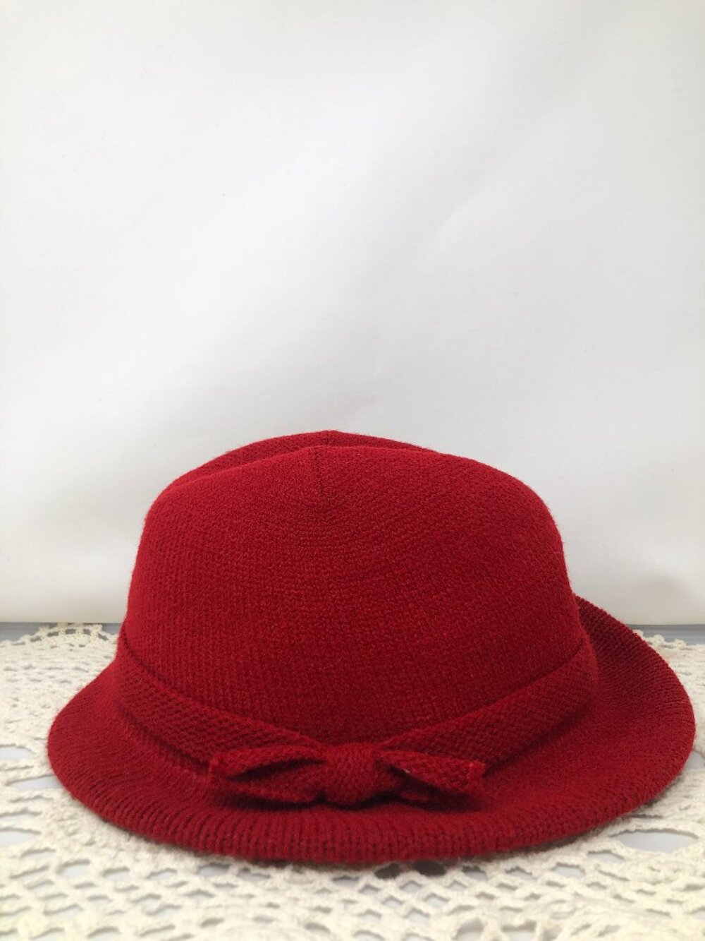 Vintage Isotoner Red Knit Bucket/Cloche Hat with Bow